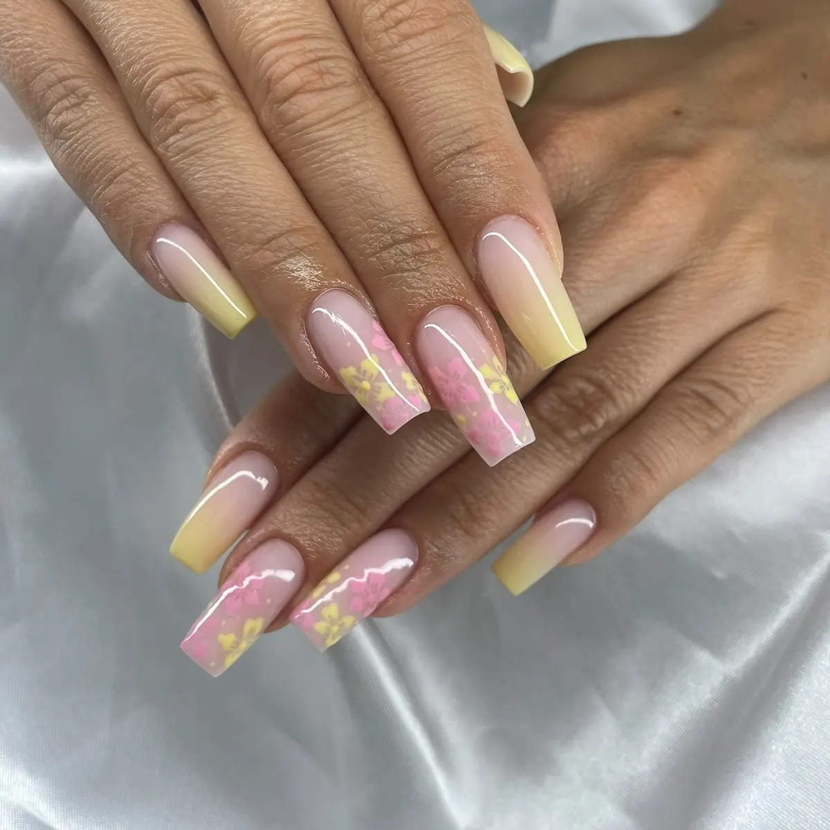 Ballerinaform mit Verlauf in Gelb und Rosé, dazu gemalte Blüten - Nageldesign von Lumara Aesthetica, Nagelstudio Rostock