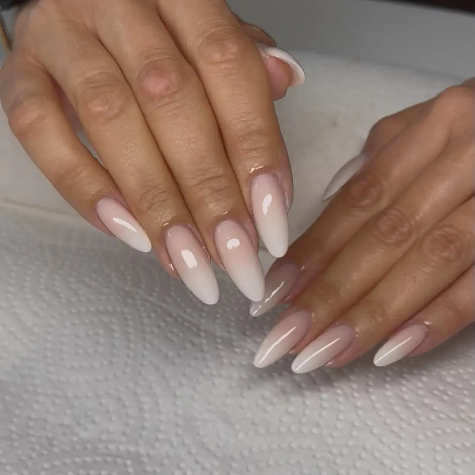 Lange Ballerinaform in milchigem Weiß, schlicht und glänzend - Nageldesign von Lumara Aesthetica, Nagelstudio Rostock