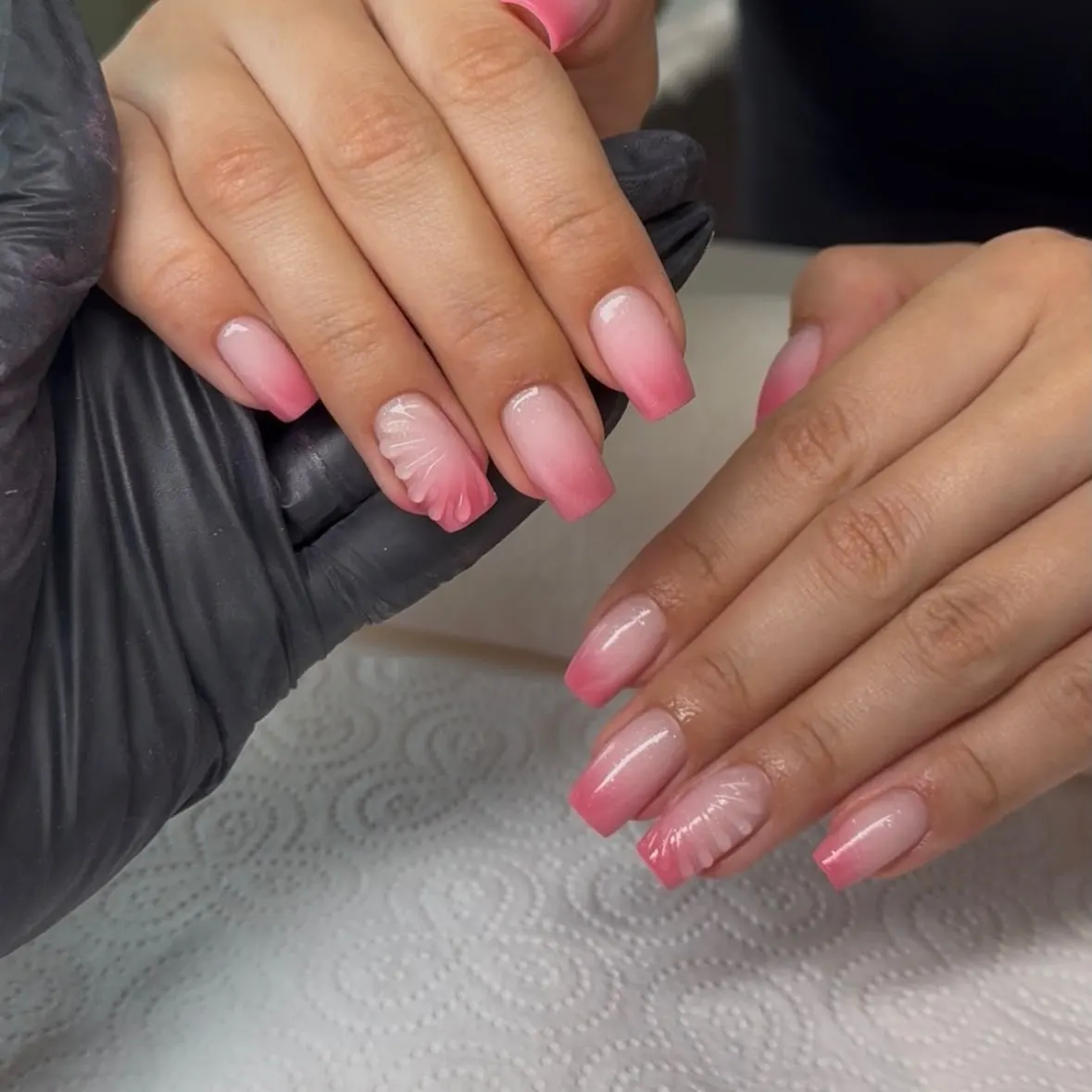 Kurze Mandelform in zartem Rosé mit einzelnen Blüten - Nageldesign von Lumara Aesthetica, Nagelstudio Rostock