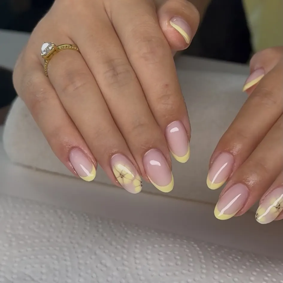 Mandelform in Nude mit gelben Spitzen und kleinen Blüten - Nageldesign von Lumara Aesthetica, Nagelstudio Rostock